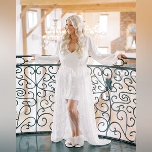 Elegant Women's White Lace Trim Robe and Slip Set